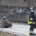 Tragedia in Valtellina: grosso masso si stacca da montagna e colpisce auto, un morto [FOTO]