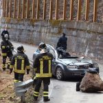 Tragedia in Valtellina: grosso masso si stacca da montagna e colpisce auto, un morto [FOTO]