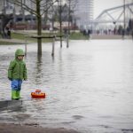 Meteo Paesi Bassi, il fiume Waal esonda a Nijmegen e c’è chi ne approfitta per divertirsi [FOTO]