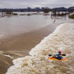 Meteo Paesi Bassi, il fiume Waal esonda a Nijmegen e c’è chi ne approfitta per divertirsi [FOTO]