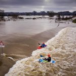 Meteo Paesi Bassi, il fiume Waal esonda a Nijmegen e c’è chi ne approfitta per divertirsi [FOTO]