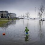 Meteo Paesi Bassi, il fiume Waal esonda a Nijmegen e c’è chi ne approfitta per divertirsi [FOTO]