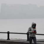 Meteo, fenomeno insolito a Napoli: la città inghiottita dalla nebbia [FOTO]