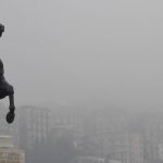 Meteo, fenomeno insolito a Napoli: la città inghiottita dalla nebbia [FOTO]