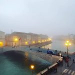 Meteo, improvvisa nebbia in Versilia: da Viareggio a Forte dei Marmi, sembra di essere in Pianura Padana [FOTO e VIDEO]