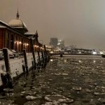 Meteo, freddo in Germania: neve e ghiaccio ad Amburgo, congelano i corsi d’acqua che attraversano la città [FOTO]