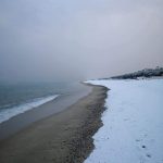 Maltempo Calabria, tanta neve tra Crotone e Catanzaro: lo spettacolo delle spiagge joniche imbiancate – FOTO