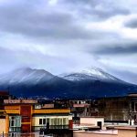 Maltempo, gelo in tutta la Campania: la neve imbianca il Vesuvio, 40mm di pioggia e minima di +3°C a Napoli [FOTO]