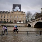 Maltempo Francia, la Senna supera i 4,3 metri a Parigi: tratti dei ‘quai’ chiusi [FOTO]