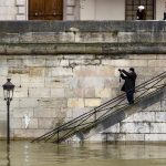 Maltempo Francia, la Senna supera i 4,3 metri a Parigi: tratti dei ‘quai’ chiusi [FOTO]