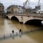 Maltempo Francia, la Senna supera i 4,3 metri a Parigi: tratti dei ‘quai’ chiusi [FOTO]