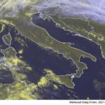 Etna, nube di cenere in Calabria: pioggia nera a Reggio e in Aspromonte, stasera arriverà in Grecia e Albania