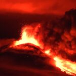 Etna in eruzione, fontana di lava e forti boati: nella notte il 13° parossismo, prosegue l’attività stromboliana [FOTO]