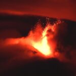 Etna in eruzione, fontana di lava e forti boati: nella notte il 13° parossismo, prosegue l’attività stromboliana [FOTO]