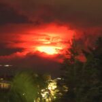 Etna in eruzione, fontana di lava e forti boati: nella notte il 13° parossismo, prosegue l’attività stromboliana [FOTO]