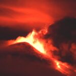 Etna in eruzione, fontana di lava e forti boati: nella notte il 13° parossismo, prosegue l’attività stromboliana [FOTO]