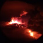 Etna in eruzione, fontana di lava e forti boati: nella notte il 13° parossismo, prosegue l’attività stromboliana [FOTO]