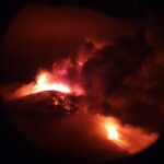 Etna in eruzione, fontana di lava e forti boati: nella notte il 13° parossismo, prosegue l’attività stromboliana [FOTO]