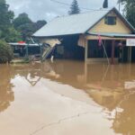 Meteo, piogge torrenziali in Australia: fiumi esondati e case sommerse dall’acqua, tornado rade al suolo case a Sydney. Migliaia di evacuati [FOTO]