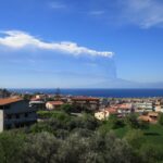 Etna, oggi un’eruzione pazzesca: la colonna eruttiva ha sfondato la tropopausa, rarissimo overshooting top vulcanico [FOTO]