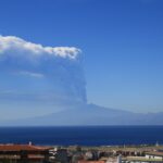 Etna, oggi un’eruzione pazzesca: la colonna eruttiva ha sfondato la tropopausa, rarissimo overshooting top vulcanico [FOTO]