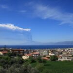 Etna, oggi un’eruzione pazzesca: la colonna eruttiva ha sfondato la tropopausa, rarissimo overshooting top vulcanico [FOTO]