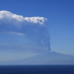 Etna, oggi un’eruzione pazzesca: la colonna eruttiva ha sfondato la tropopausa, rarissimo overshooting top vulcanico [FOTO]