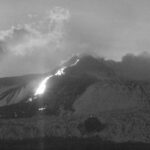 Etna, dopo il 14° parossismo continua l’attività esplosiva: colata lavica lungo la parete della Valle del Bove [FOTO]