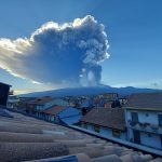 Etna, le bombe vulcaniche eruttate domenica hanno distrutto macchine e innescato un incendio sul Monte Rinatu: determinanti le condizioni meteo