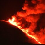 Etna, l’11° parossismo in 3 settimane dal Cratere di Sud-Est: fontane di lava di diverse centinaia di metri e colonna eruttiva di 7,5km [FOTO]