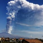 Etna in eruzione, imponente nube di cenere verso la Calabria: “pioggia nera” in arrivo su Reggio [FOTO LIVE]