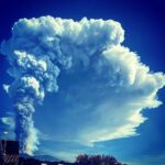 Etna in eruzione, imponente nube di cenere verso la Calabria: “pioggia nera” in arrivo su Reggio [FOTO LIVE]