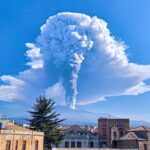 Etna in eruzione, imponente nube di cenere verso la Calabria: “pioggia nera” in arrivo su Reggio [FOTO LIVE]