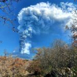 Etna in eruzione, imponente nube di cenere verso la Calabria: “pioggia nera” in arrivo su Reggio [FOTO LIVE]