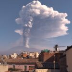 Etna in eruzione, imponente nube di cenere verso la Calabria: “pioggia nera” in arrivo su Reggio [FOTO LIVE]