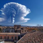 Etna in eruzione, imponente nube di cenere verso la Calabria: “pioggia nera” in arrivo su Reggio [FOTO LIVE]