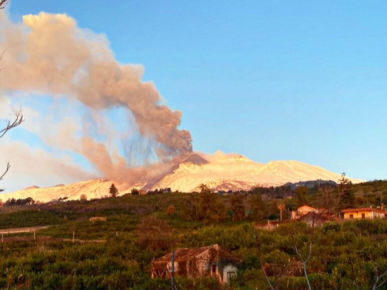 eruzione etna oggi