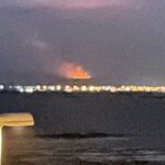 Islanda, l’eruzione del vulcano Fagradalsfjall è visibile anche da Reykjavik: una grande nuvola rossa segnala il luogo degli eventi [FOTO]