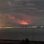 Islanda, l’eruzione del vulcano Fagradalsfjall è visibile anche da Reykjavik: una grande nuvola rossa segnala il luogo degli eventi [FOTO]