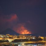 Islanda, l’eruzione del vulcano Fagradalsfjall è visibile anche da Reykjavik: una grande nuvola rossa segnala il luogo degli eventi [FOTO]