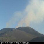 L’Etna in eruzione, inquieto nella notte: fontane di lava e sbuffi di cenere dal vulcano [FOTO]