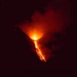 L’Etna in eruzione, inquieto nella notte: fontane di lava e sbuffi di cenere dal vulcano [FOTO]