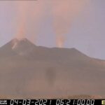 L’Etna in eruzione, inquieto nella notte: fontane di lava e sbuffi di cenere dal vulcano [FOTO]