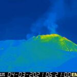 L’Etna in eruzione, inquieto nella notte: fontane di lava e sbuffi di cenere dal vulcano [FOTO]