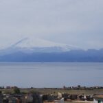 Etna, la neve si scioglie sulla colata di lava delle ultime eruzioni e verso Catania spunta la Befana [FOTO]