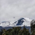 Etna, la neve si scioglie sulla colata di lava delle ultime eruzioni e verso Catania spunta la Befana [FOTO]