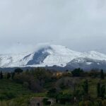 Etna, la neve si scioglie sulla colata di lava delle ultime eruzioni e verso Catania spunta la Befana [FOTO]