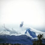 Etna, la neve si scioglie sulla colata di lava delle ultime eruzioni e verso Catania spunta la Befana [FOTO]