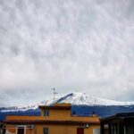 Etna, la neve si scioglie sulla colata di lava delle ultime eruzioni e verso Catania spunta la Befana [FOTO]