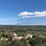 Eruzione Etna, l’attività del vulcano si intensifica: in corso il 12° parossismo, fontana di lava di 500 metri e nube eruttiva alta oltre 8 km, ricaduta di cenere in direzione est [FOTO LIVE]